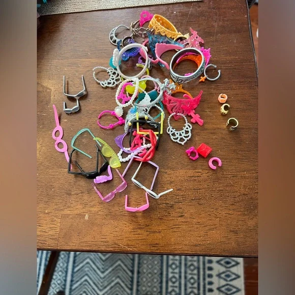Barbie Eye‎ glasses, jewelry, crowns.