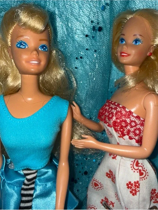 2 Barbie Vinatge dolls in Vinatge outfits