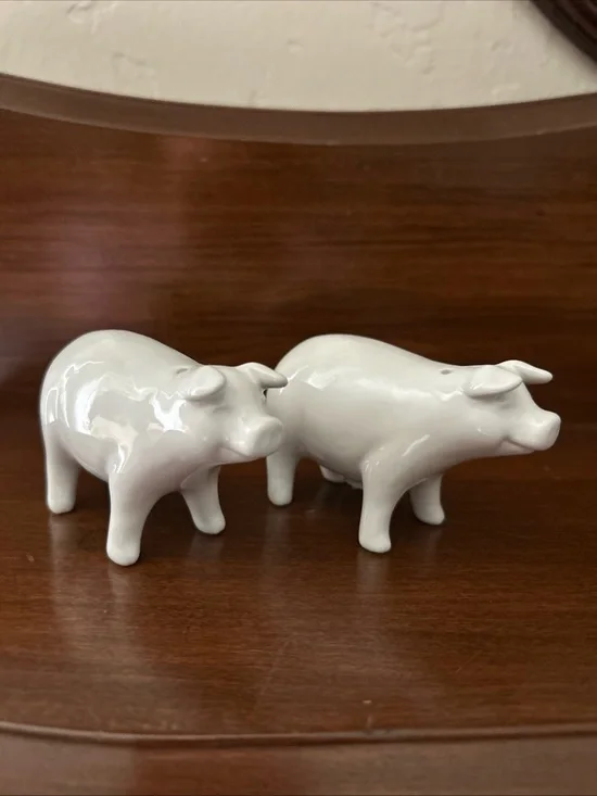 Pottery Barn White Ceramic Pig Salt &Pepper Shakers With Ears Down