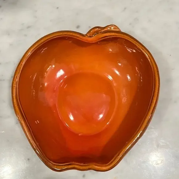 Pottery Barn Apple Shaped serving Bowl microwave/Dishwasher safe 10” x 10”‎