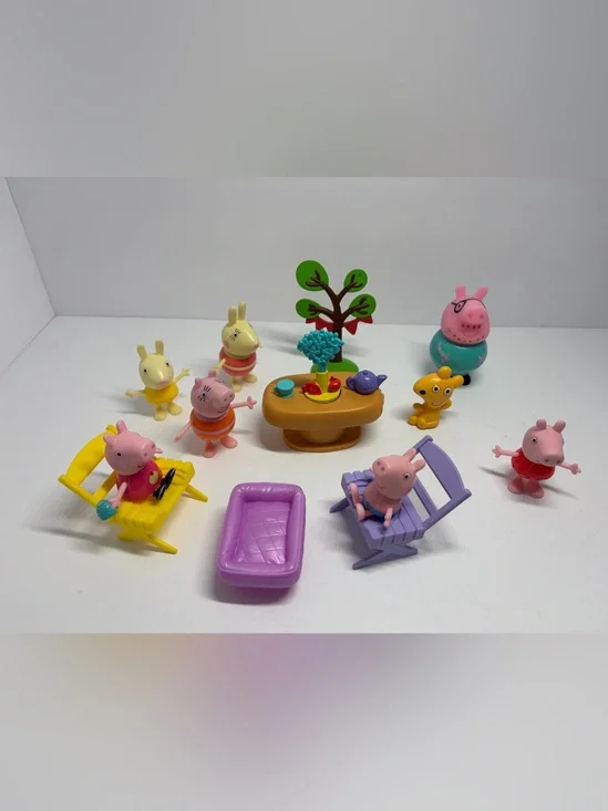 Peppa Pig Colorful Playset with Purple Chair, Pink Tub & Yellow Table