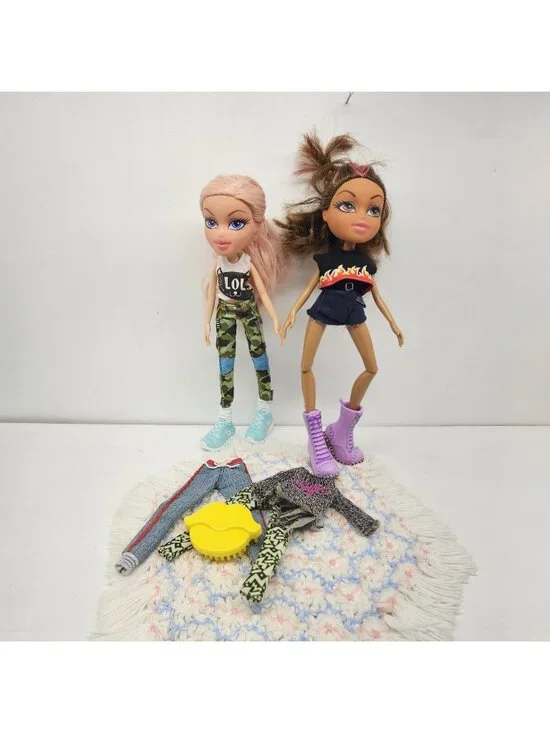 Bratz 2015 Relaunch Doll Lot SelfieSnaps Cloe Yasmin Clothes Shoes Lip Brush MGA