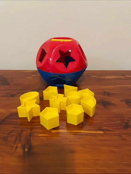 Tupperware Vintage Shape O Ball Toy Sorter in Red & Blue with  10 Yellow Shapes.