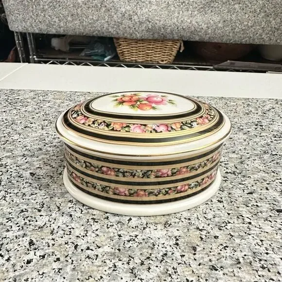 Wedgwood Clio 1992 Bone China‎ Oval Trinket Box w/ Lid Floral Accent Vintage