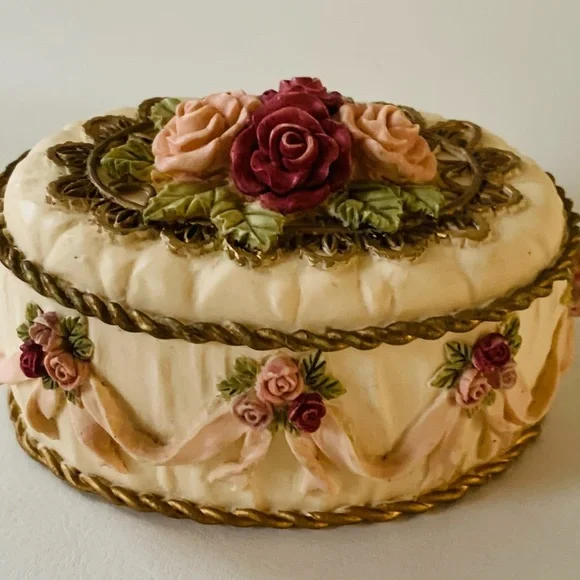Vintage dezine trinket box