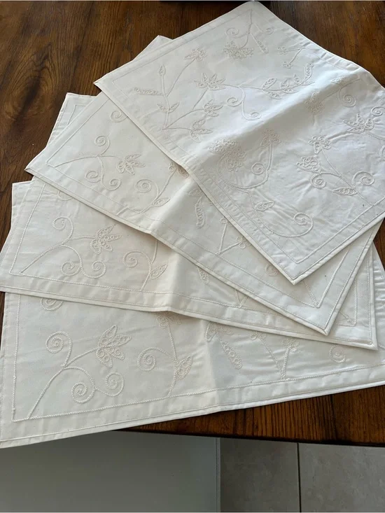 Embroidered cream Floral place mats (set of 4)