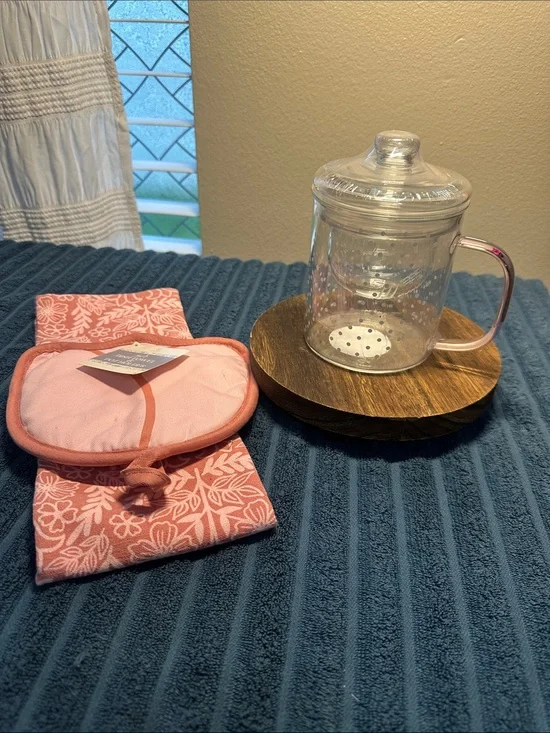 Pink Floral Oven Mitt and Pot Holder Set  and glass tea steeper. - NWT