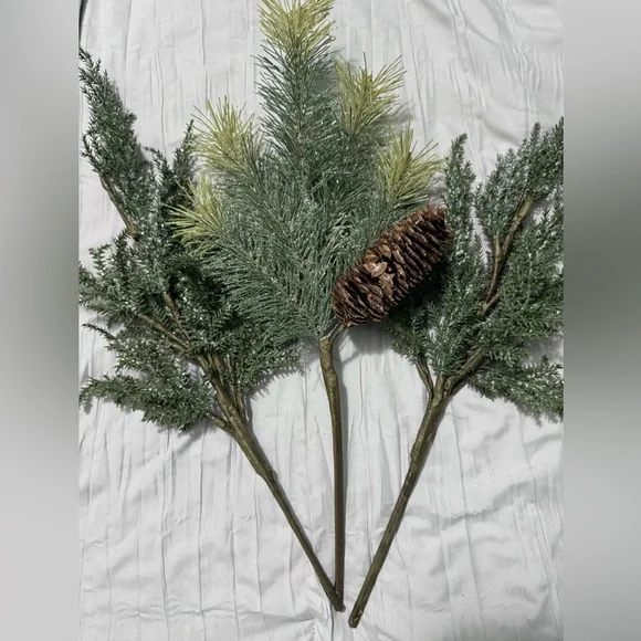 Green Pine Holiday Branches with Pinecone 🌲