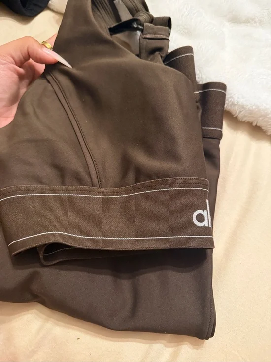 ALO Yoga Brown Sports Bra with White Logo Band and leggings to match