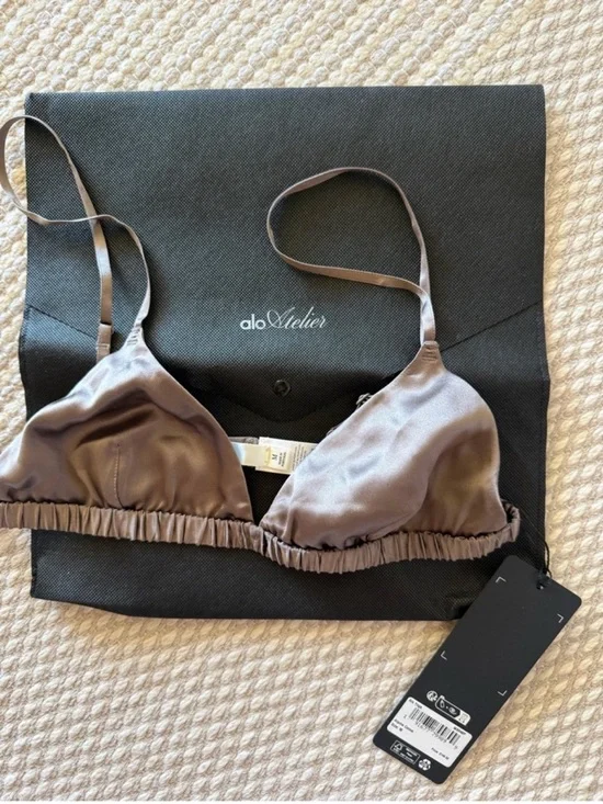 Alo Yoga Silk Luminous Bra in the color alpine cocoa size Medium NEW