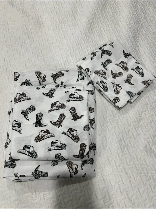 Twin size cowboy sheet set! Fitted sheet, flat sheet and 2 pillow shams.