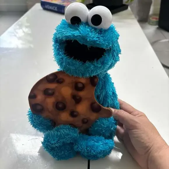 Hasbro Sesame Street 14” Peekaboo Talking Cookie Monster 2020 Plush Toy