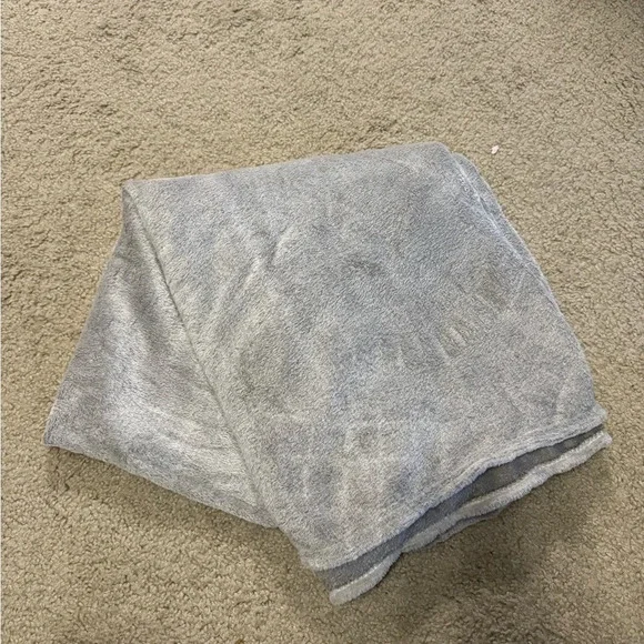 Grey‎ fuzzy blanket