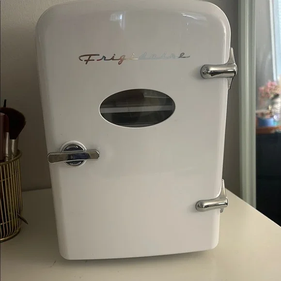 Frigidaire White Makeup Organizer