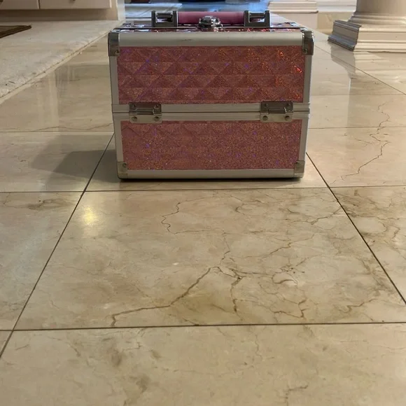 Makeup Case!!!Perfect for storing makeup.