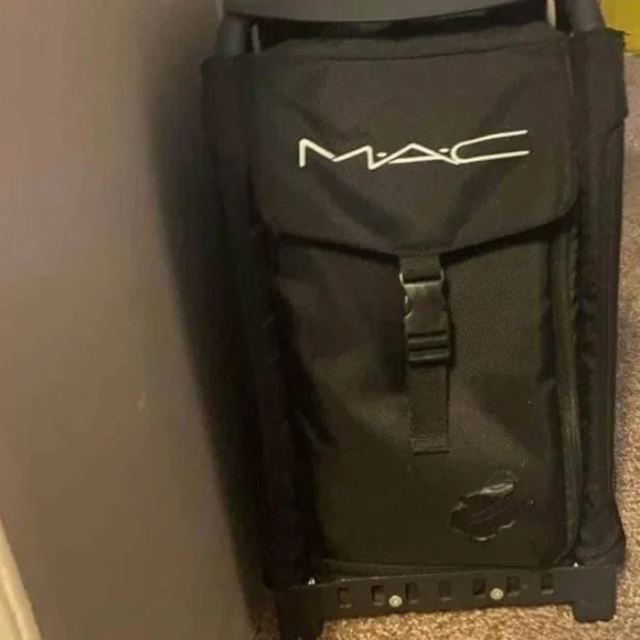 Mac rolling makeup case NEED GONE ASAP