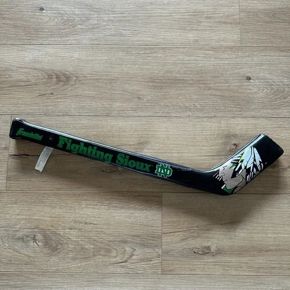 VINTAGE UND Fighting Sioux North Dakota Kids Floor Hockey Stick Collectible Soft