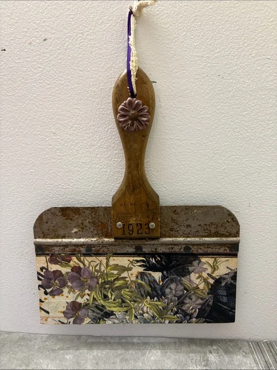 Vintage-Inspired Brown Floral Wall Decor - Dry Wall Tool