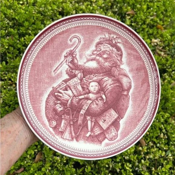 Josiah Wedgwood and sons Red Santa  Williams Sonoma Decorative Holiday Plate
