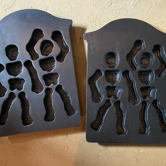 Williams Sonoma Dancing Skeleton Cast Aluminum Cake Pan Mold, set of 2- New