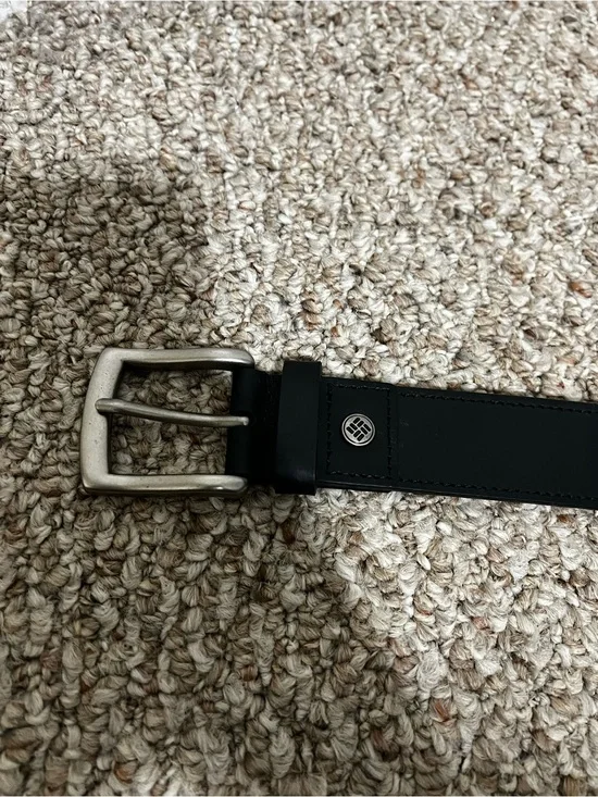 Men’s Black Columbia belt. Silver buckle. Size 34-36. Leather. Like New.