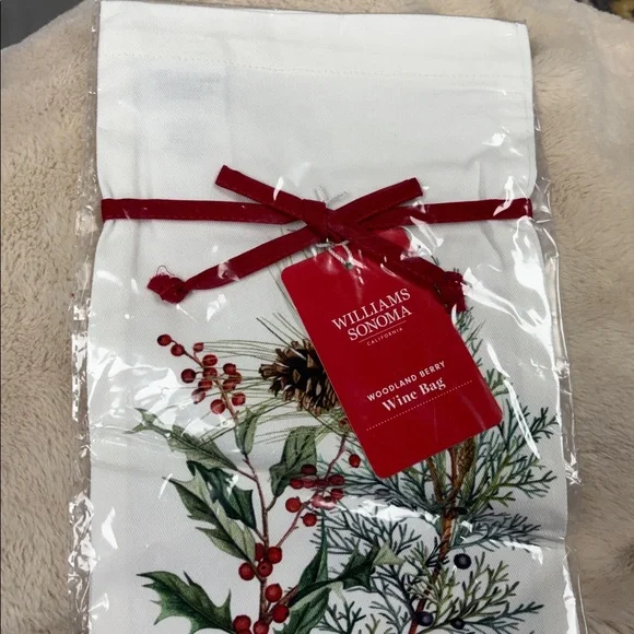 Williams Sonoma Botanical Holiday wine bag  with Red and Green Accents