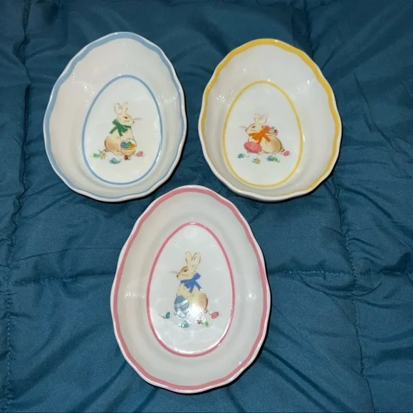 WILLIAMS SONOMA EGG SHAPED BOWLS W/ SCALLOPED EDGES AND EASTER BUNNY DESIGNS
