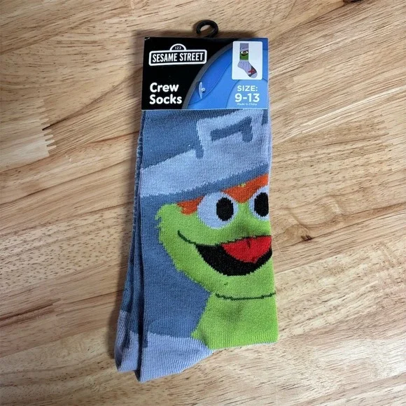Sesame Street Oscar the Grouch Crew Socks Mens Size 9-13‎ Gray Green Text