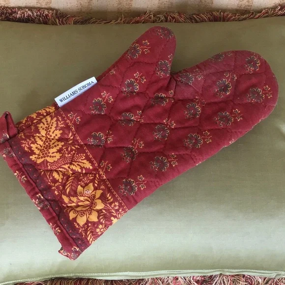 Williams Sonoma Fall Leaf Oven Mitt, good/fair condition. See matching apron