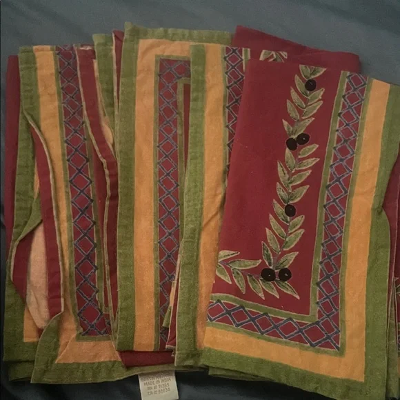 Leaf Pattern with olive accent  napkins set