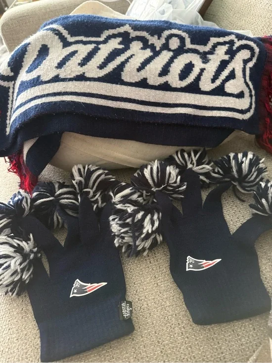 Patriots Navy White Knit Scarf and Pom Beanie Pair gloves. 🏈🏈🏈🏈🏈🏈🏈