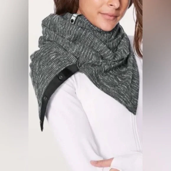 Lululemon Rulu Vinyasa Scarf black and white versatile infinity