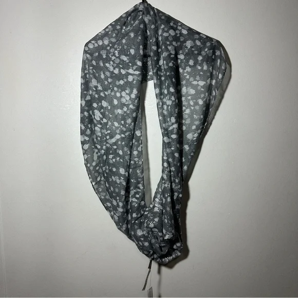 Chico’s NWT Fawn Fun Foil Infinity Gray Patterned Scarf Minimalist Casual Chic