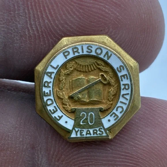 Vintage Federal Prison Service 20 Years Service Pin Badge Clutch Back US 10k GF