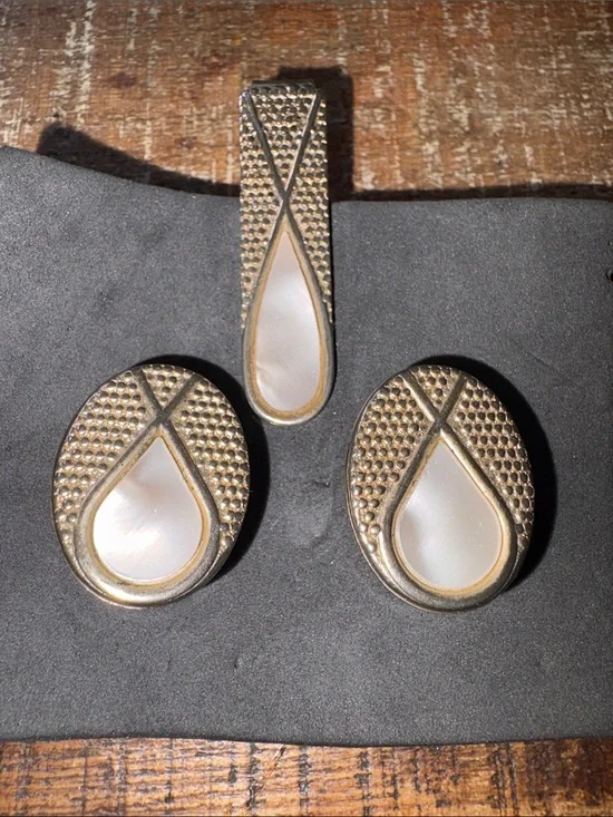 Vintage Gold-Tone Teardrop Mother-of-Pearl Cufflinks and Tie Clip Set Great Gift