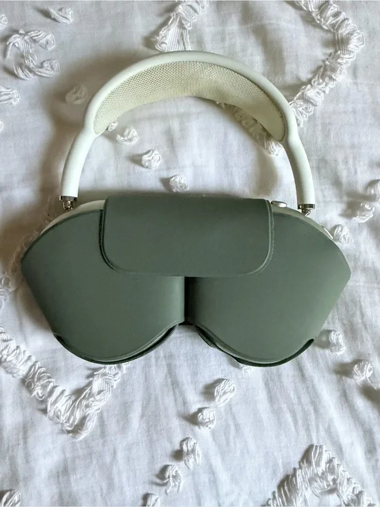 Apple air pod maxes green