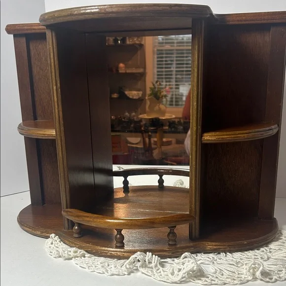 Beautiful Vintage mirrored curio cabinet
