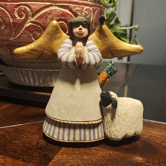 WILLIRAYE STUDIOS O HOLY NIGHT PRAYING ANGEL w SHEEP WW2536 FIGURINE NATIVITY