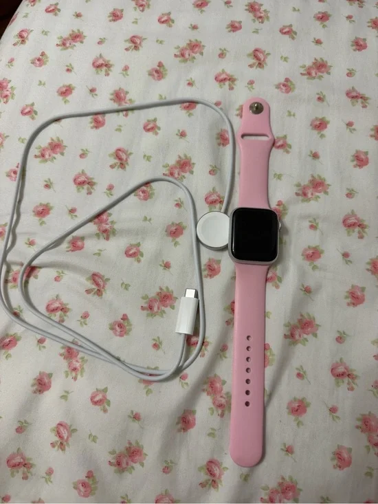 Apple SE 44MM ALUMINUM Watch with Pink  Band and charger