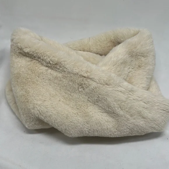Faux Fur Cream Criss Cross Shawl Scarf