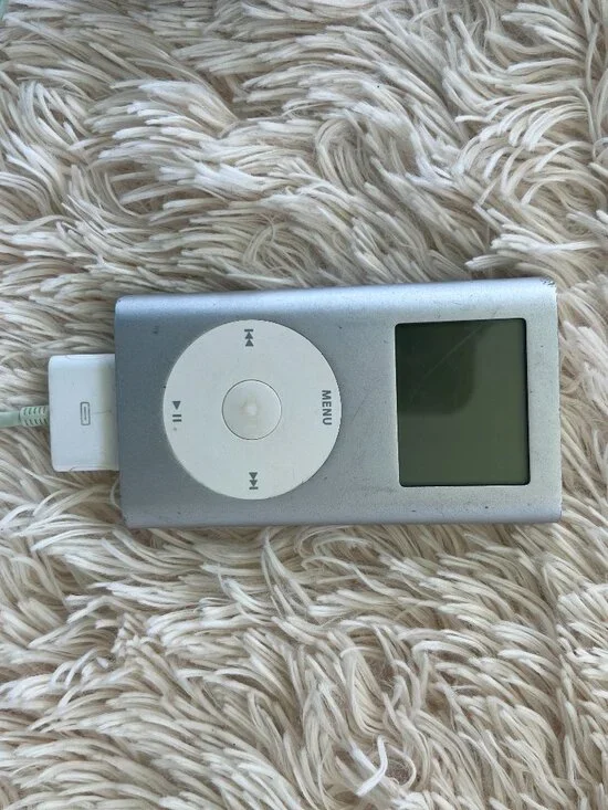 Vintage Apple iPod mini 2nd Gen 4GB Silver with Case & Cable