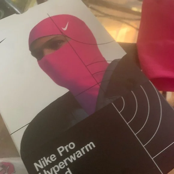 Nike Pro Hyperwarm Hood in Vibrant Pink