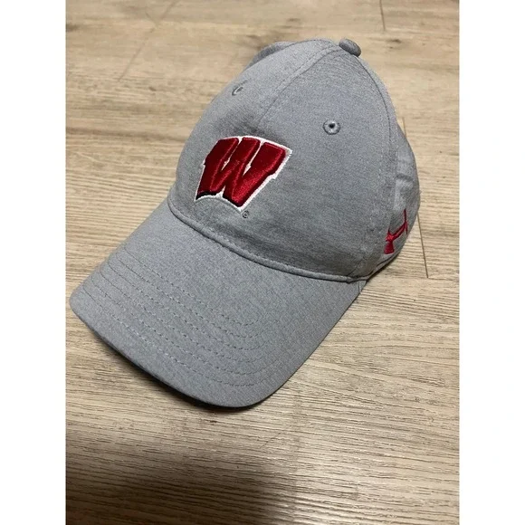 Under Armour Wisconsin Badger Baseball Cap‎ Hat L/XL Strech Flexfit Gray Red