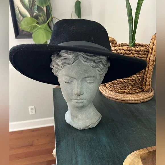 Fedora 100% wool black women’s hat with non leather band. OS