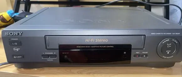 Sony SLV-662HF VCR Hi-Fi Stereo VHS Player/ Won’t Play- Parts Only Powers On