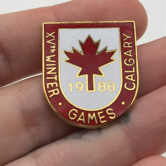 Vintage 1988 Calgary XV Winter Olympic Games‎ Pin Maple Leaf Shield LE