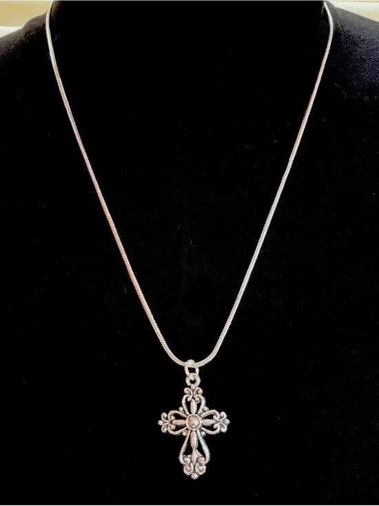 925 sterling silver men’/women’s necklace w cross pendant.22”(55cm)