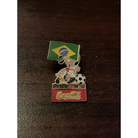 1994 USA‎ World Cup Coca-Cola Stryker Dog Mascot Brazil Flag Lapel Hat Pin
