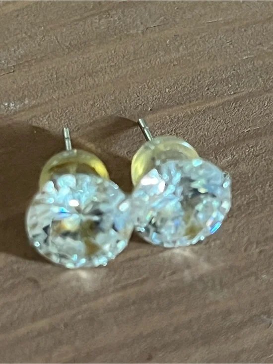 Fantastic 10k earrings, stones are man made set in a prong setting with 10k back