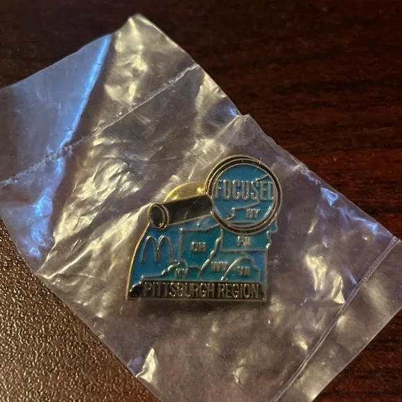 McDonald’s Focused Pittsburgh Region Magnifying Glass Employee‎ Lapel Hat Pin